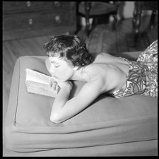 Portrait femme allongée salon fauteuil lecture - ancien négatif photo an.1960