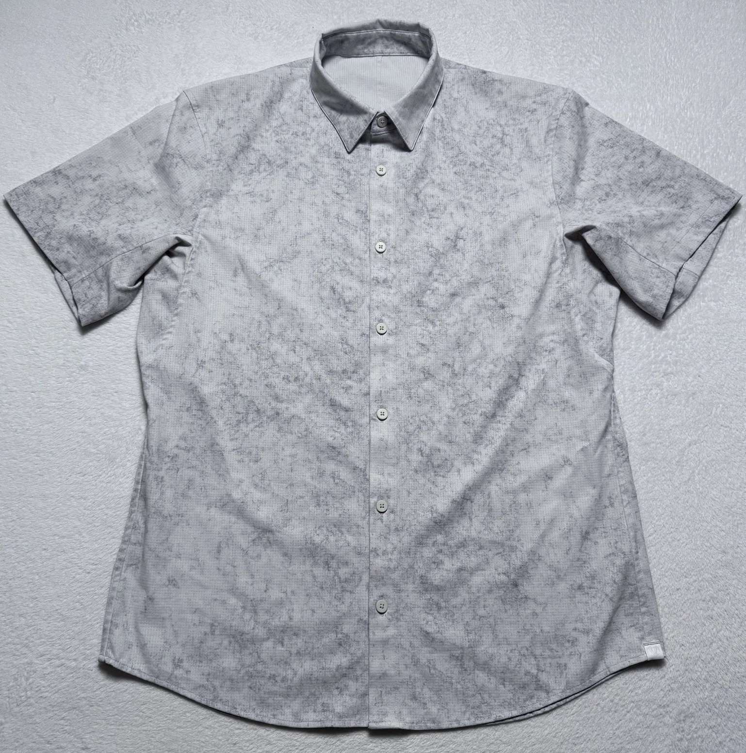 Lululemon Airing Easy Shirt Men Medium Short Sleeve Ventlight Mesh Gravel Dust