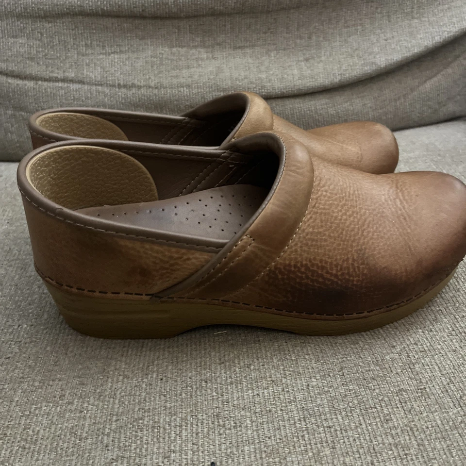 Tamancos femininos profissionais de couro desgastado com mel Dansko, tamanho UE 39/EUA 8,5-9 - Imagem 2 de 4