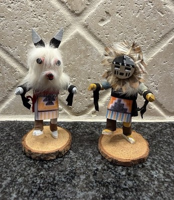 2 Sunface & Wolf Kachina 4 Zoll geschnitzte Navajo Feder Leder handbemalte Puppen