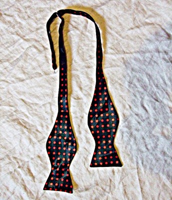 VINTAGE RETRO FORM SCHWARZ MIT ROTEN TUPFEN SATIN SELBSTBINDEN FLIEGE VIELSEITIG