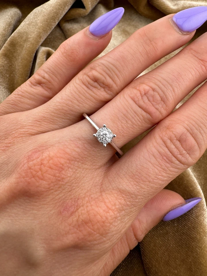 Dainty Vintage Estate 14 Karat White Gold Cluster Halo Diamond Ring 0.13 Carats - Image 3 of 4