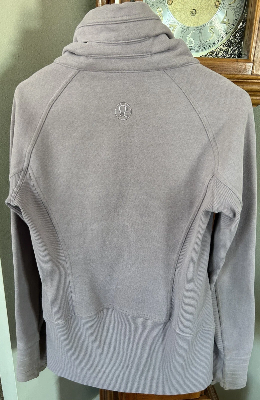 VETEMENTS Giacca con cappuccio e zip viola chiaro Lululemon usata in ottime condizioni Medium