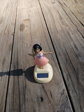 Solar Powered Hula Girl Bobblehead Dashboard Toy Dancing Hawaiian Figure 2011