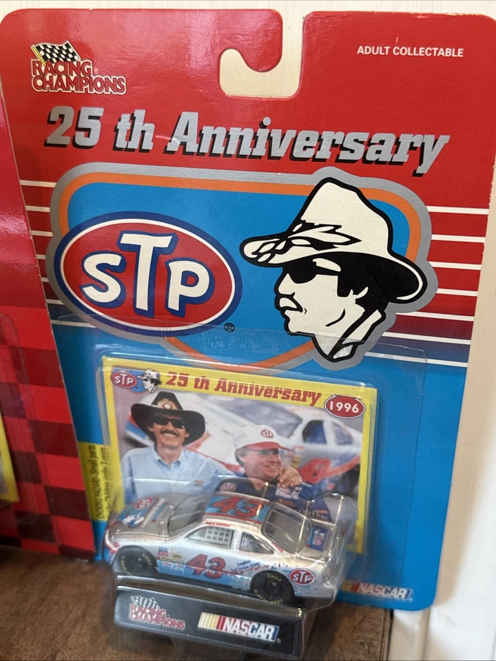 ЛОТ из 4 1996 гоночных чемпионов масштаб 1:64 запасной автомобиль #43 PETTY 25-я годовщина и карта - Изображение 3 из 4