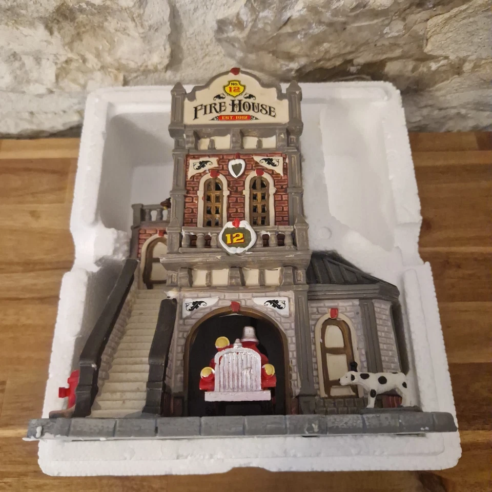 LEMAX 45702 FIRE HOUSE 12 CASERNE DE POMPER EN BOITE TBE DECORATION NOEL - Photo 2/4