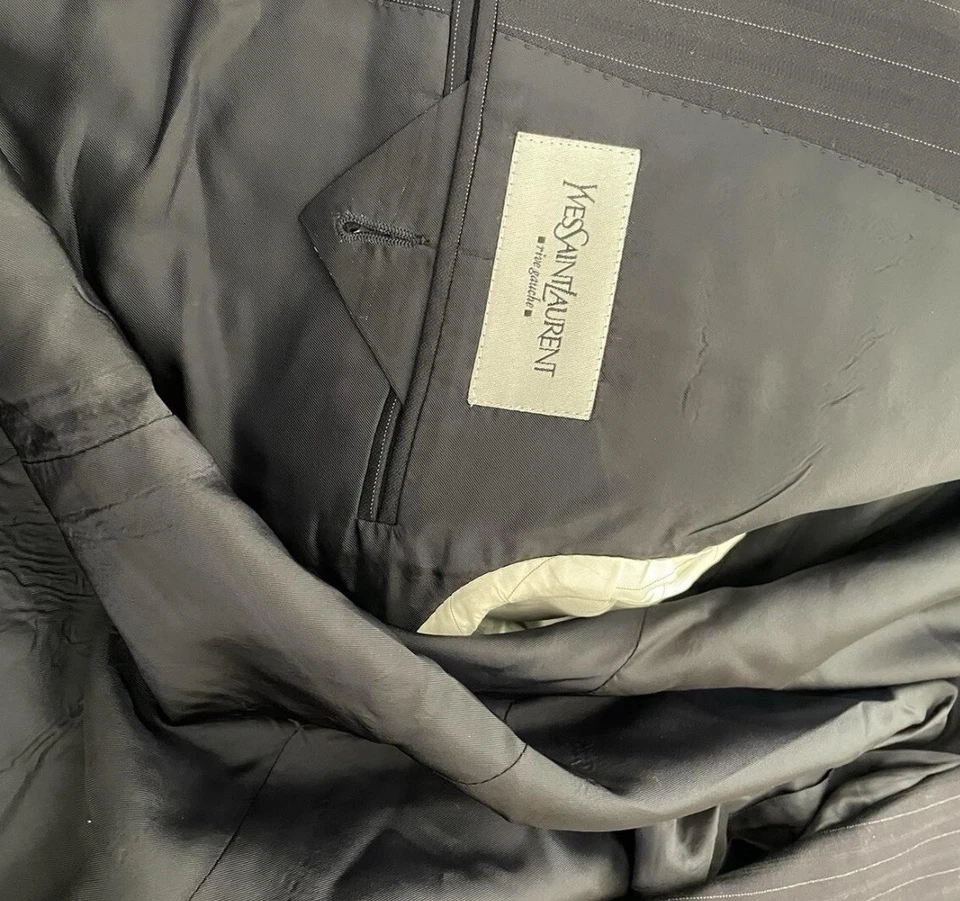 Traje a rayas Yves Saint Laurent, grande Foto 3 de 4