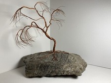 Ręcznie robiona rzeźba z drzewa drucianego - średnia, płacząca wierzba na kamieniu miki