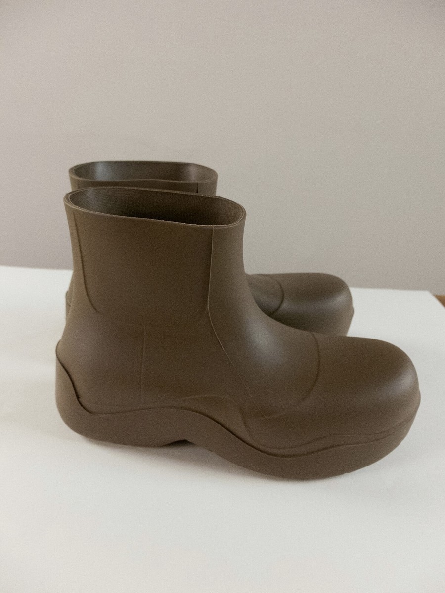 BOTTEGA VENETA Puddle matte jute brown rubber rain boots BOTTEGA VENETA Puddle matte jute brown rubber rain boots