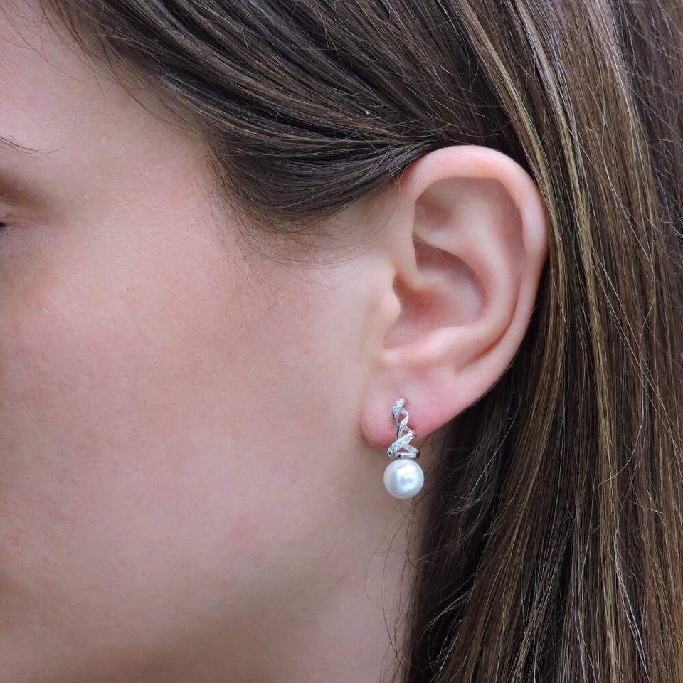 Orecchini Perle Montatura Vortice in Argento 925 con Zirconi Bianchi  - Immagine 4 di 4