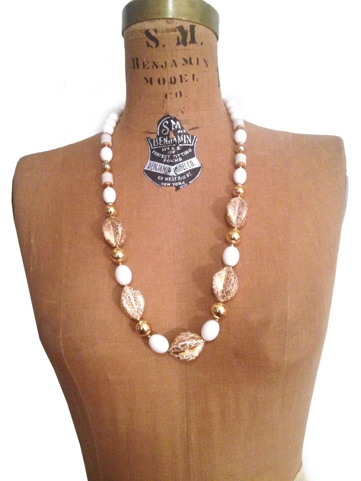 Collar llamativo de cuentas Lucite japonés crema y oro años 50 de colección Foto 2 de 4