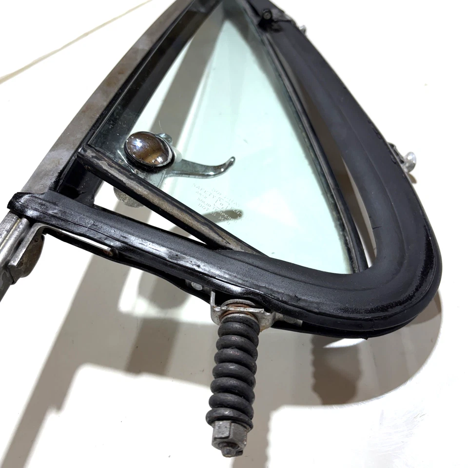 1982-1991 Chevrolet C/K vent glass (RH passemger-side) wing window (C10-K30) - Image 3 of 4