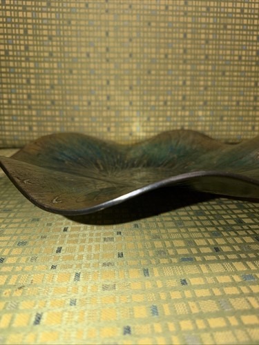 Decorative Wavy Glass Bowl Reflective Shimmers W/ Warm Gold & Teal Tones 16”x2” - Afbeelding 7 van 9