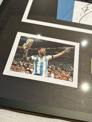 La Chemise Argentine De Lionel Messi a Exposé à Côté Du Coloré Photo éditorial - Image du