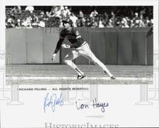 1982 Press Photo Cleveland Indians outfielder Von Hayes starting to steal base
