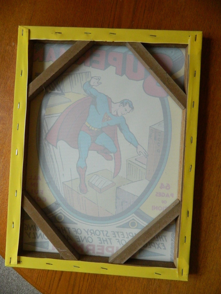 DC Comics Superman - Stampa Incorniciata 30x40 Cm Con Cornice Nera E Plexiglass. Licenza Ufficiale, Pronta Da Appendere. Perfetta Per Fan E Collezionisti.