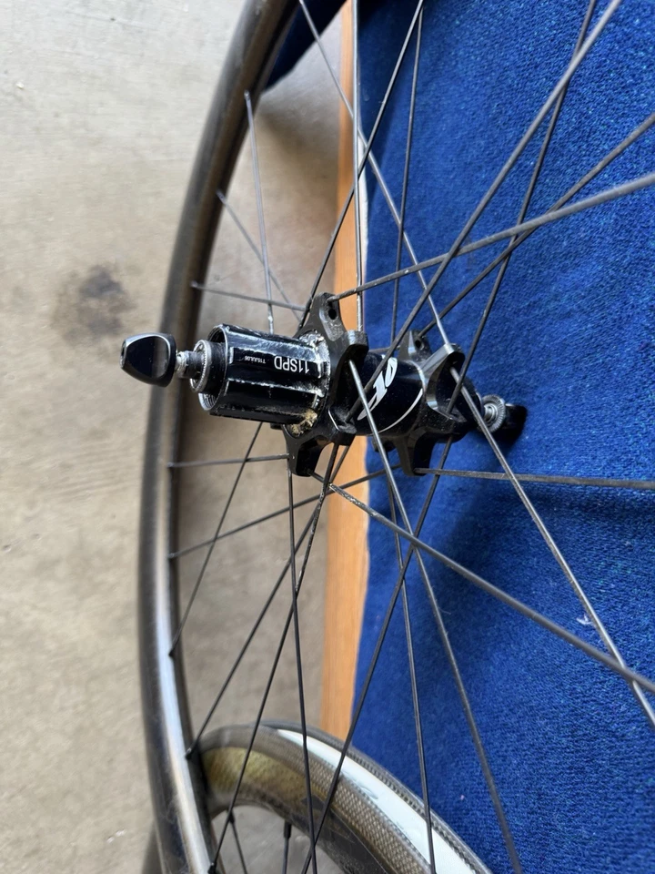 Juego de ruedas de carretera con freno de llanta cubierta de carbono Zipp 303 Firecrest Shimano/SRAM 11 velocidades Foto 2 de 3