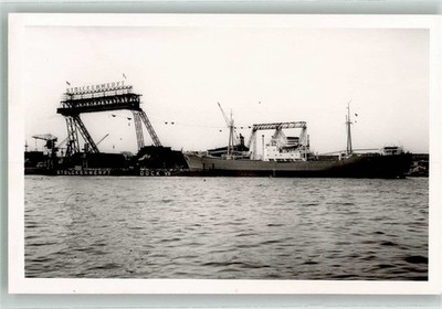 38226460 - 2000 Hamburg Frachter vor Dock VII der Stuelckenwerft Ort lt.