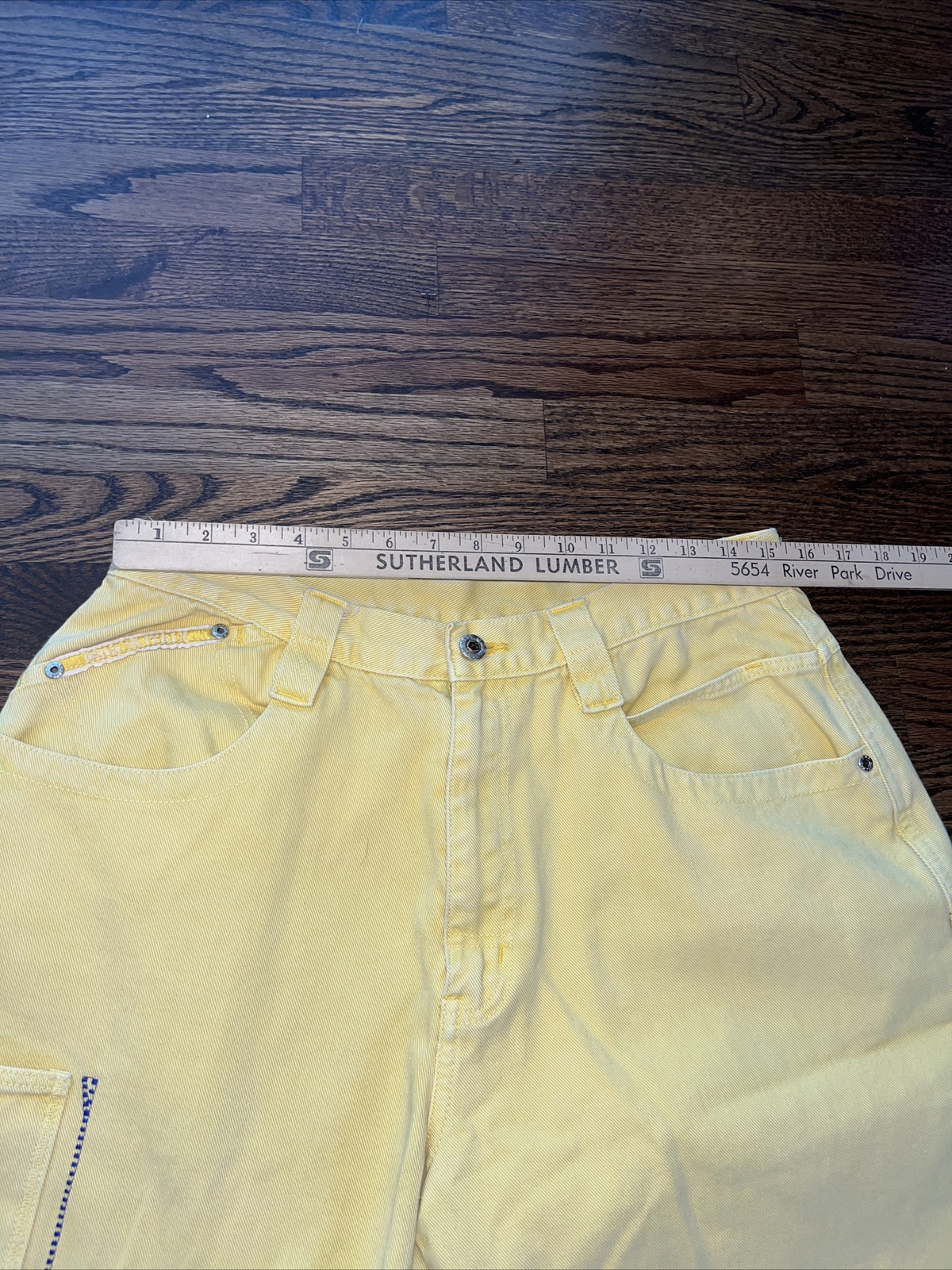 Hiphop History Bare the billion dollar jeans club Shorts size 31 Yellow - View 10