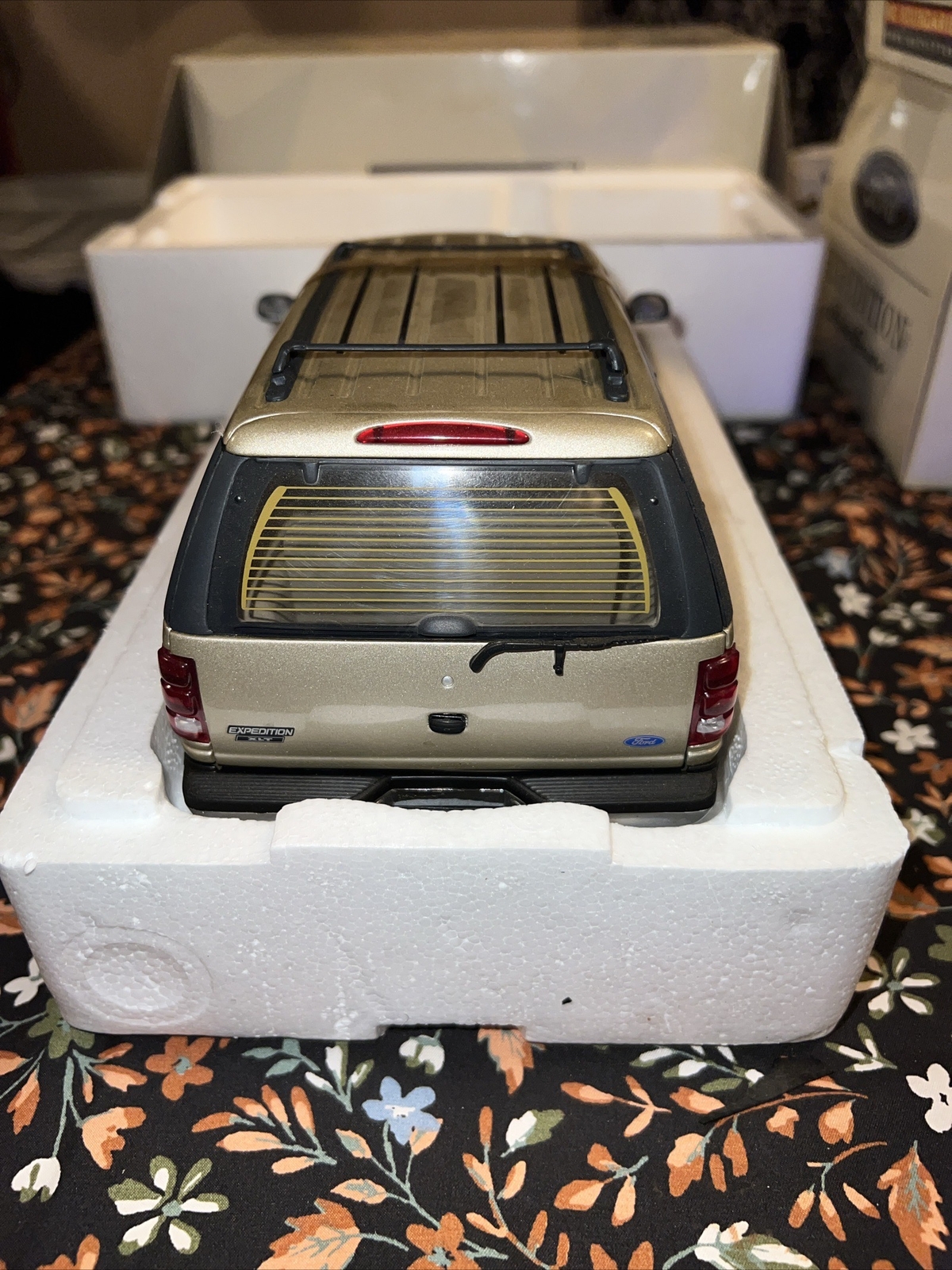 UT Models 1/18 Scale Diecast 22716 Ford Expedition Regular XLT