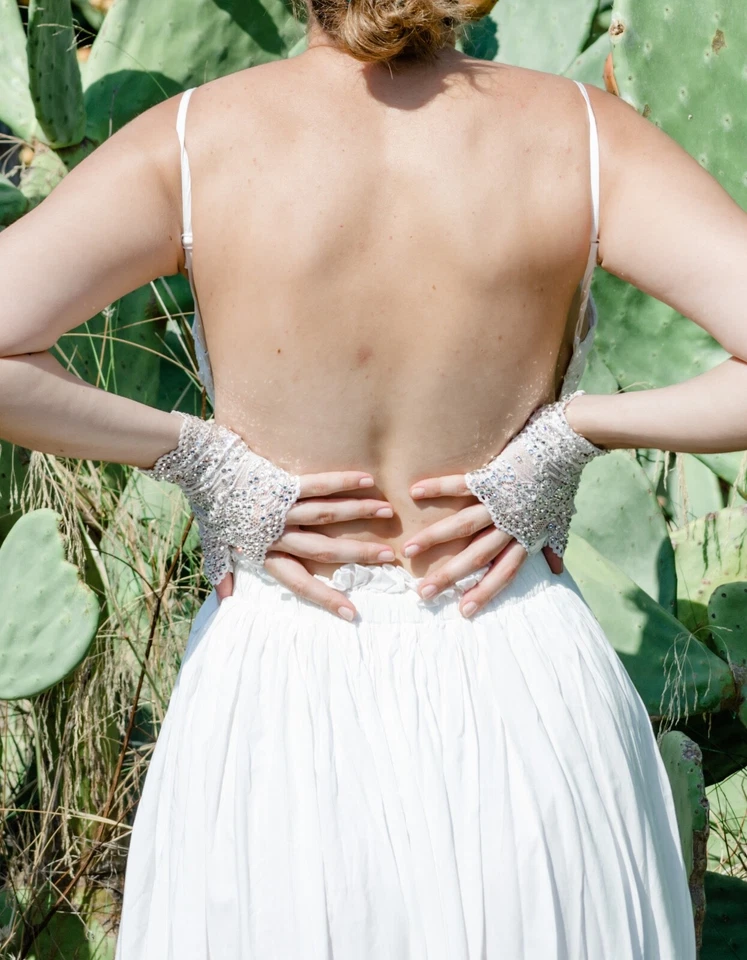 Guantes de novia Kristin Perry transparentes de cristal de encaje sin dedos Foto 4 de 4