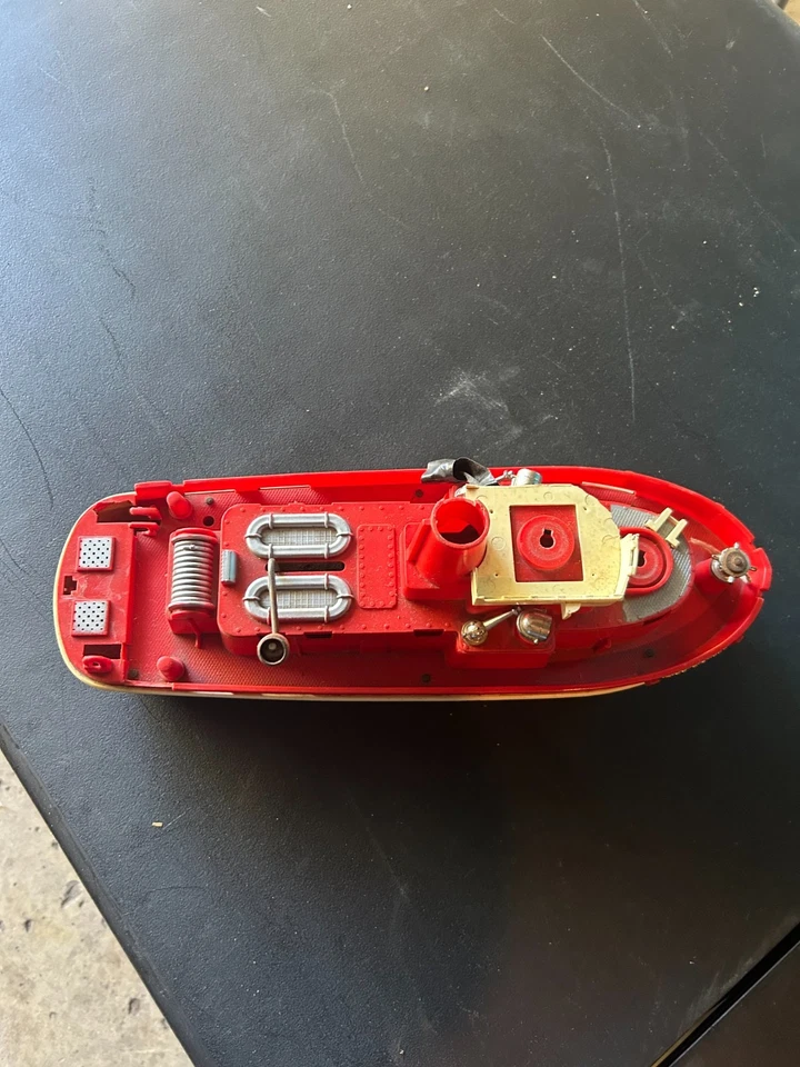 Vintage 1950 Ideal Fire Fighter Boat 16” Brinquedo – Barco de Bombeiro Vermelho e Creme - Imagem 2 de 4