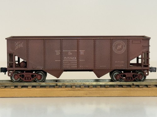 Holva abierta HO, Athearn, Delaware & Hudson, marrón desgastado 2 bahías, # D&H-5589 | Zustand: Used
