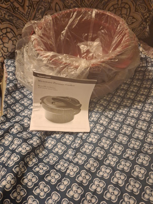 Tupperware Microwave Pressure Cooker 3 Qt
