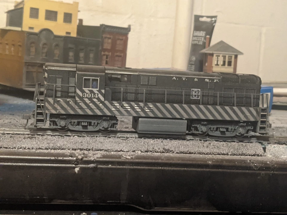 HO Scale Weathered Bachmann Spectrum ATSF/Santa Fe FM H16-44 Diesel Locomotive - Image 2 of 4