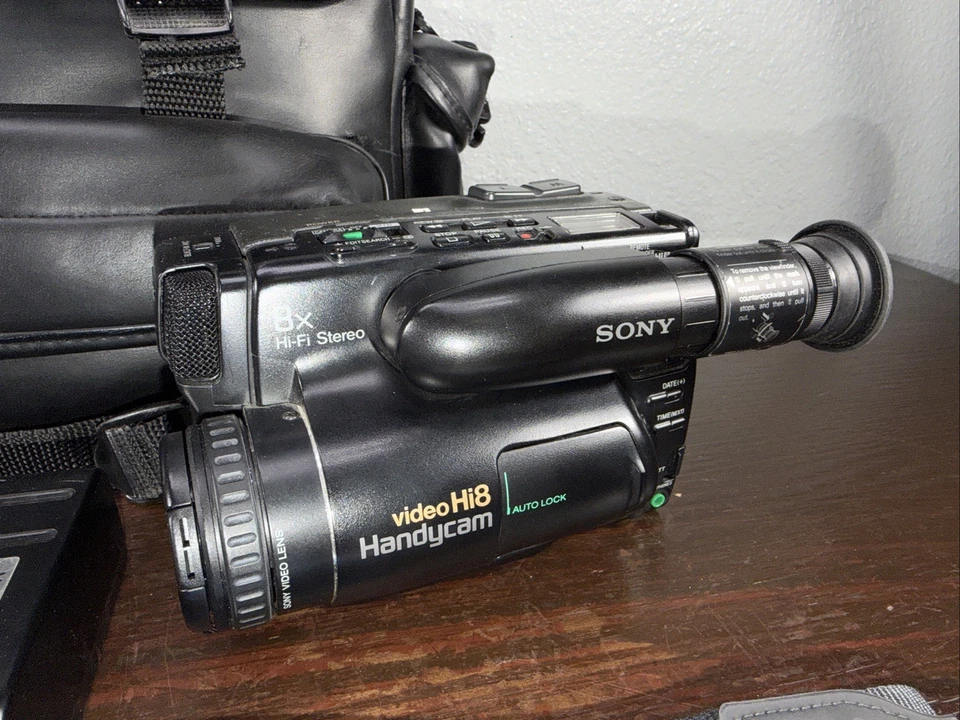 Sony CCD-TR81 Hi8 Handycam Camcorder Video Camera Bundle Tested Working READ! - Image 2 of 4
