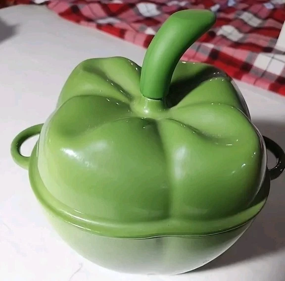 Technique Cast Iron Enamel GREEN BELL PEPPER Dutch Oven With Trivet