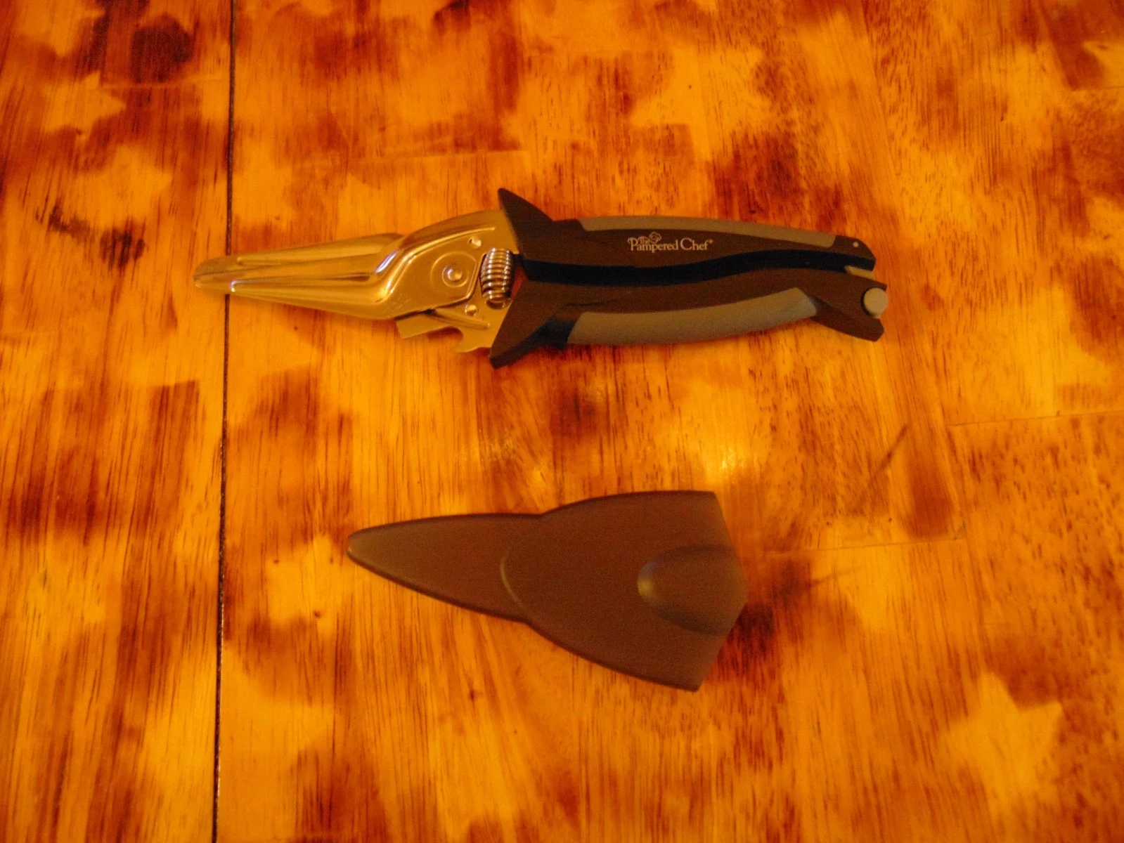 Pampered Chef Professional Kitchen Shears With Lock Sheath Cover Black/Grey 1088
Opens in a new wind