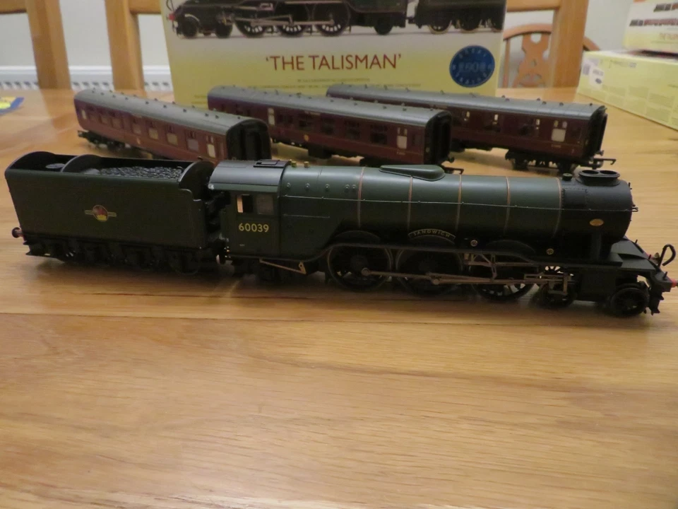 hornby r2569br 4-6-2 the talisman a3 train pack + three br mk1 coaches dcc ready - Image 2 of 4