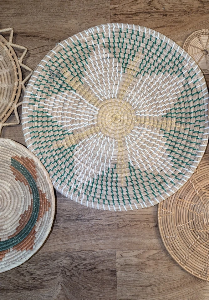 Precioso juego de canasta de pared boho grande de tono neutro con detalles rojos + verdes, ¡4,2 pies! Foto 4 de 4