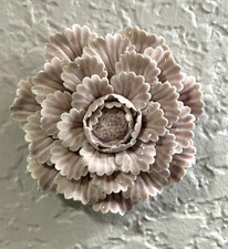 Arte da parete floreale in ceramica viola chiaro bellissimo fiore in porcellana 3D.