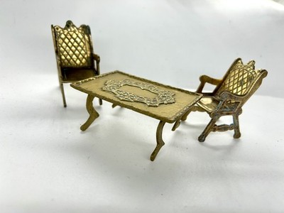 Kleine Ornamente aus massivem Messing, Tisch und zwei Stühle 