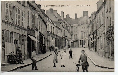 MONTMIRAIL - Marne - CPA 51 - Café de la Paix, Animation rue de Paris