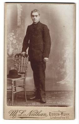Fotografie M. L. Nathan, Essen-Ruhr, Lindenallee 93, August Trier mit Stuhl 
