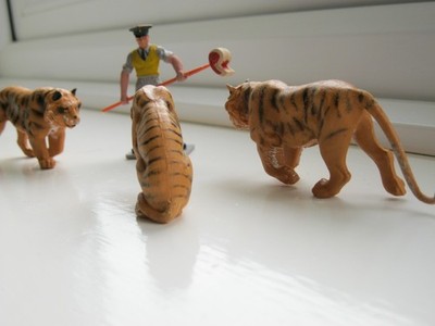 Vintage 1970's Britains Ltd Tigers x 3 and Zoo Keeper Feeding Them.