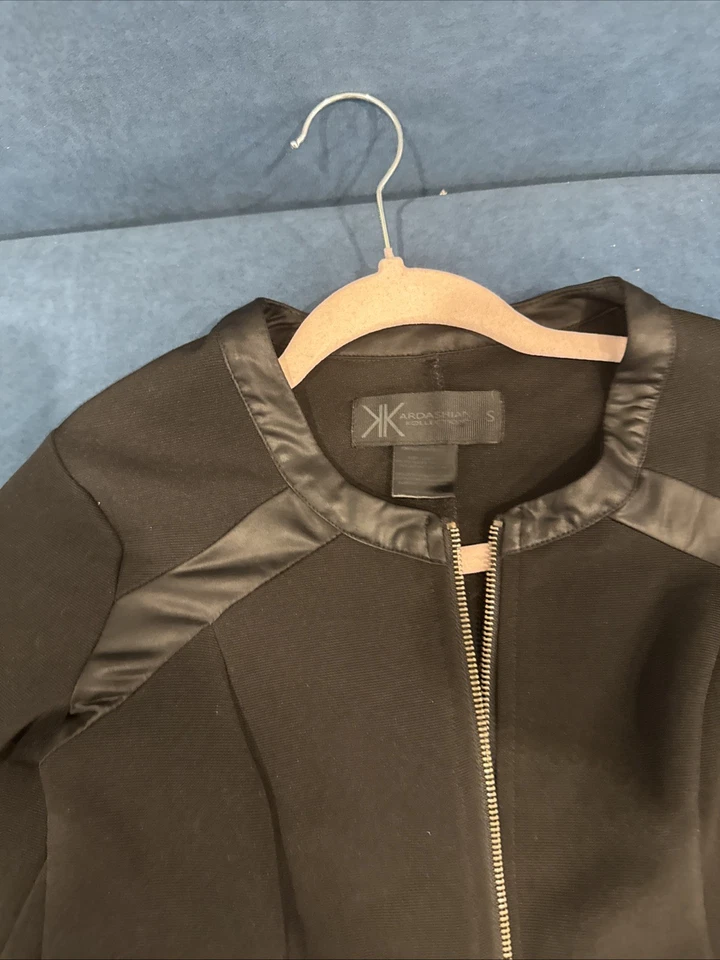 Traje chaqueta pantalones para mujer Kardashian Kollection talla pequeña negro Foto 2 de 4