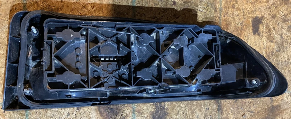 Conjunto de luz trasera izquierda Saab Classic 900 sedán o convertible. Grietas Foto 2 de 4