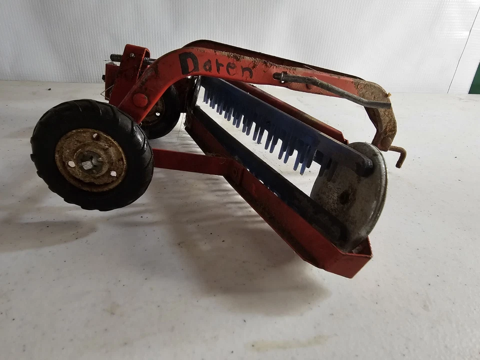 Rastrillo de heno rojo Toy Ertl International 1/16 implemento de granja Foto 2 de 4