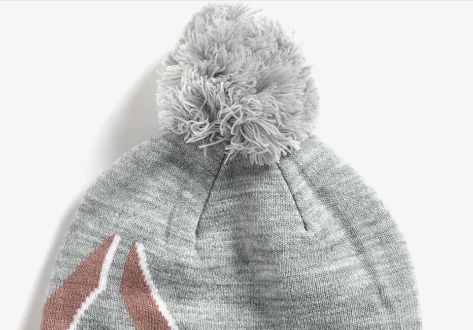 Gorro Reebok para mujer con logotipo intarsia pompón nuevo con etiquetas color gris con ribete rubor Foto 4 de 4