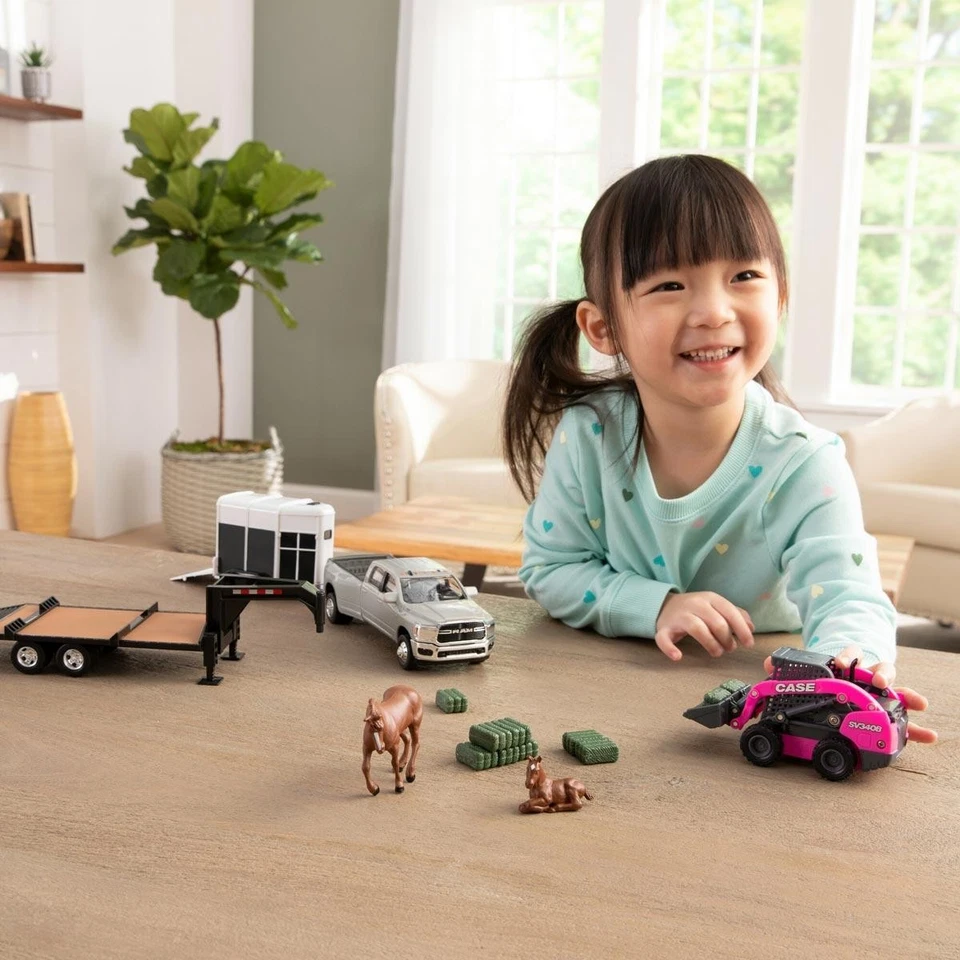 1/32 CASE SV340B Skid Steer on Flatbed Trailer with RAM Pickup & Accessories, ZF - Image 2 of 4