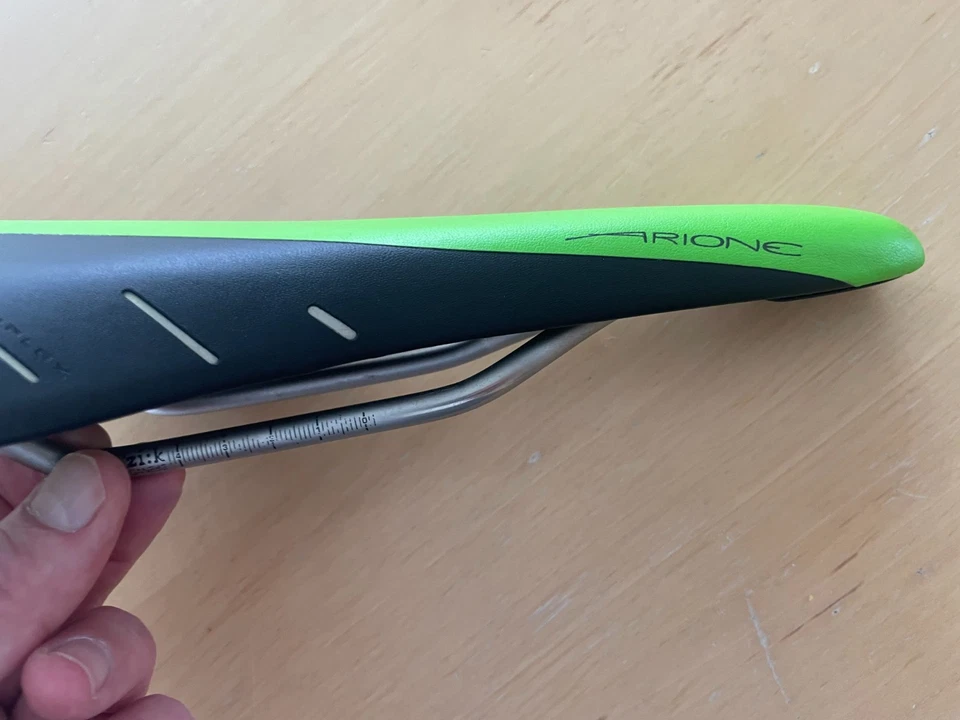 Sillín de bicicleta de carretera Fizik Wing-flex Arione R7 - negro y verde fluorescente Foto 4 de 4