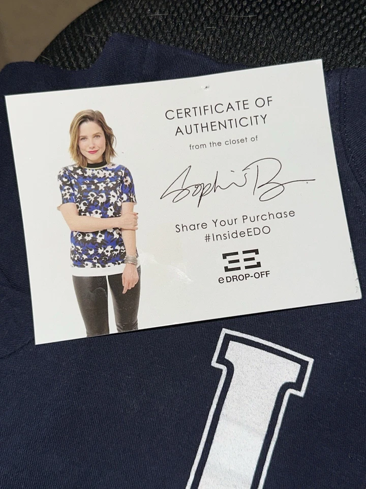 Camisa autografiada de Sophia Bush Foto 3 de 3