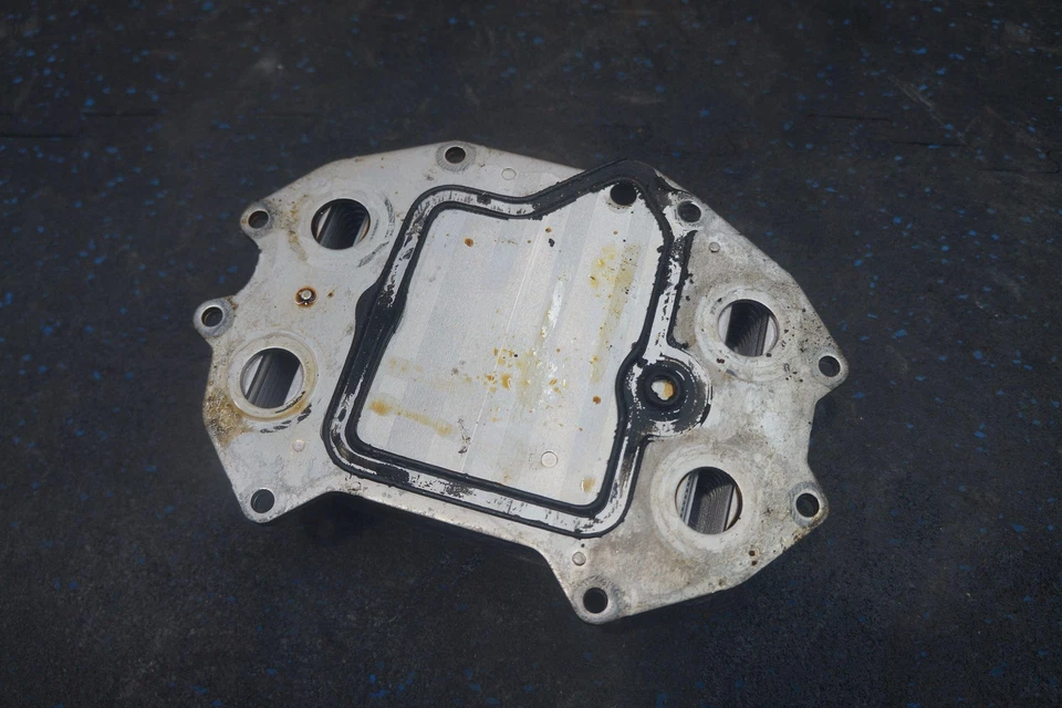 Intercambiador de calor enfriador de aceite de motor 06m117015m OEM Audi Sq5 2018-20 A6 A8 Q7 Q8 Foto 2 de 3