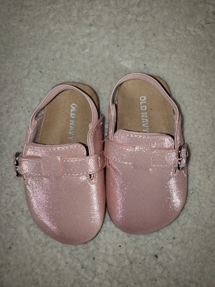 Zueco de bebé Old Navy 12-18M rosa metálico envolvente al tobillo zapatos cómodos planos Foto 3 de 4