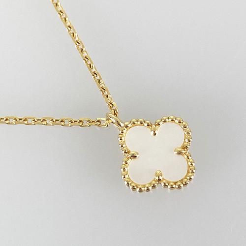 Van Cleef & Arpels Sweet Alhambra Pendant Yellow gold shell Necklace - Picture 2 of 13