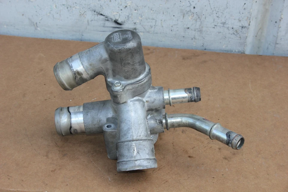 Carcasa termostato Ford Explorer 2011-2014 3,5 L AT4E-8594-BA (VN63) Foto 2 de 4